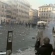 VIDEO Youtube: ultras Feyenoord a Roma occupano piazza di Spagna, nuovi scontri polizia 08