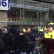 Feyenoord-Roma, tifosi giallorossi urlano "fuck you Rotterdam" e "boia chi molla" VIDEO