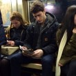 Ragazzi sexy che leggono in metro: FOTO spopolano su Instagram 10