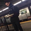 Ragazzi sexy che leggono in metro: FOTO spopolano su Instagram 13