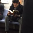 Ragazzi sexy che leggono in metro: FOTO spopolano su Instagram 15