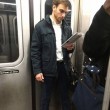 Ragazzi sexy che leggono in metro: FOTO spopolano su Instagram 6