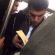 Ragazzi sexy che leggono in metro: FOTO spopolano su Instagram 7