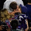 Super Bowl, New England Patriots vincono: Tom Brady bacia Gisele Bundchen