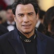 John Travolta, parrucchino e gaffe con Scarlett Johansson agli Oscar 2015