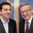 Tsipras preso per mano da Junker: accoglienza calorosa a Bruxelles03
