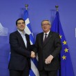 Tsipras preso per mano da Junker: accoglienza calorosa a Bruxelles02