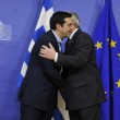 Tsipras preso per mano da Junker: accoglienza calorosa a Bruxelles01