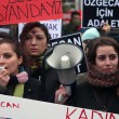 Turchia, donne in piazza contro la violenza 02