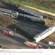 California, treno pendolari investe camion e deraglia02