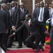 Robert Mugabe, presidente Zimbabwe cade e censura