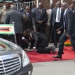 Robert Mugabe, presidente Zimbabwe cade e censura03