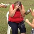 VIDEO YouTube, nonna aggredita dal pitbull mentre fa Ice Bucket Challenge