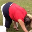 VIDEO YouTube, nonna aggredita dal pitbull mentre fa Ice Bucket Challenge 02