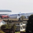 VIDEO YouTube, aereo Turkish Airlines finisce fuori pista a Katmandu