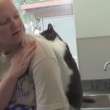 Il gatto che massaggia la schiena alla sua padrona (5)