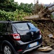 Napoli, vento forte: albero su edicola, tettoia precipita in strada 12