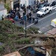 Napoli, vento forte: albero su edicola, tettoia precipita in strada 05