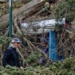 Napoli, vento forte: albero su edicola, tettoia precipita in strada 07