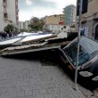 Napoli, vento forte: albero su edicola, tettoia precipita in strada 09