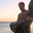 Rocco Siffredi nudo a Playa Desnuda alle prese con i tronchi FOTO (3)