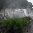 Roma, ambulanza si scontra con auto e va a fuoco nel traffico: un ferito 02