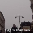 Giornalisti ebrei camminano nelle città europee con la kippah. Insulti e sputi06