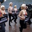 Femen a seno nudo cotnro Marine Le Pen: "Je suis fasciste" FOTO