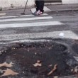 VIDEO YouTube. Roma piena di buche? Si gioca a golf in strada