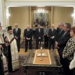 Giuramento del governo Tsipras: i cinque membri di Anel-Greci Indipendenti, giurano davanti ai capi della Chiesa Ortodossa (LaPresse)