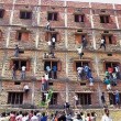 India, esame a scuola: genitori arrampicati sui muri per suggerire02