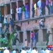 India, esame a scuola: genitori arrampicati sui muri per suggerire05