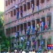 India, esame a scuola: genitori arrampicati sui muri per suggerire04