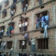 India, esame a scuola: genitori arrampicati sui muri per suggerire03