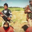 Isis, nuovo orrore: bimbo dà coltelli a boia ragazzini, decapitati 8 sciiti03