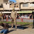 Isis decapita tre gay in piazza. E la folla fa le FOTO