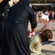Isis decapita tre gay in piazza. E la folla fa le FOTO 4