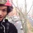 VIDEO YouTube: Mattia Calise, consigliere M5s Milano sale su alberi per impedire abbattimento3