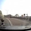Taiwan, motociclista cambia corsia: scontro frontale con un'auto