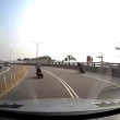 Taiwan, motociclista cambia corsia: scontro frontale con un'auto07