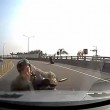 Taiwan, motociclista cambia corsia: scontro frontale con un'auto06