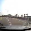 Taiwan, motociclista cambia corsia: scontro frontale con un'auto04