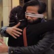 VIDEO YouTube: "Sono musulmano: abbracciami”. Esperimento sociale in strada a Stoccolma4