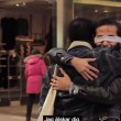 VIDEO YouTube: "Sono musulmano: abbracciami”. Esperimento sociale in strada a Stoccolma3