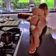 Naike Rivelli nuda in cucina prima della colazione02