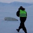 Svalbard, turisti a caccia di eclissi: Jakub attaccato da orso polare02