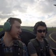 VIDEO YouTube: manovre acrobatiche con aereo, pilota spaventa amici a bordo 2