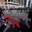 Milano, studenti in corteo lanciano uova e vernice contro polizia VIDEO-FOTO 3