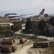 VIDEO YouTube, aereo Turkish Airlines finisce fuori pista a Kathmandu 17
