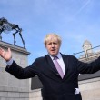 Scheletro cavallo con listino borsa appeso a zampa: scultura divide Londra3
